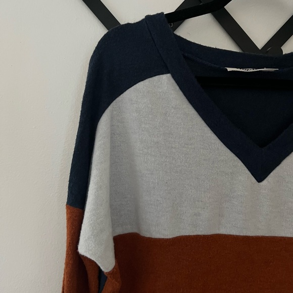 Color-block V-neck Lightweight Sweater - Picture 2 of 3
